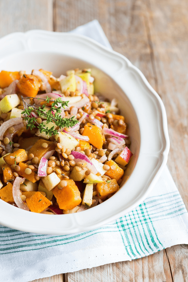detailopname van een kom pompoen linzen salade met geroosterde pompoen en linzen.