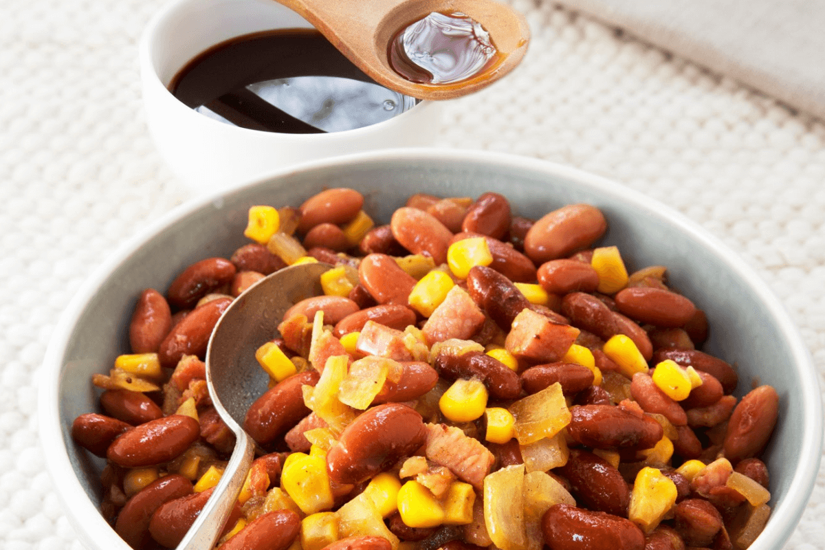 detailopname van bruine bonen met spek en ui en maïs.