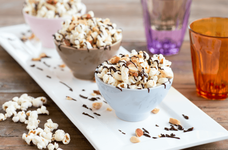 Popcornvariatie Popcorn met noten en chocolade Feestje!