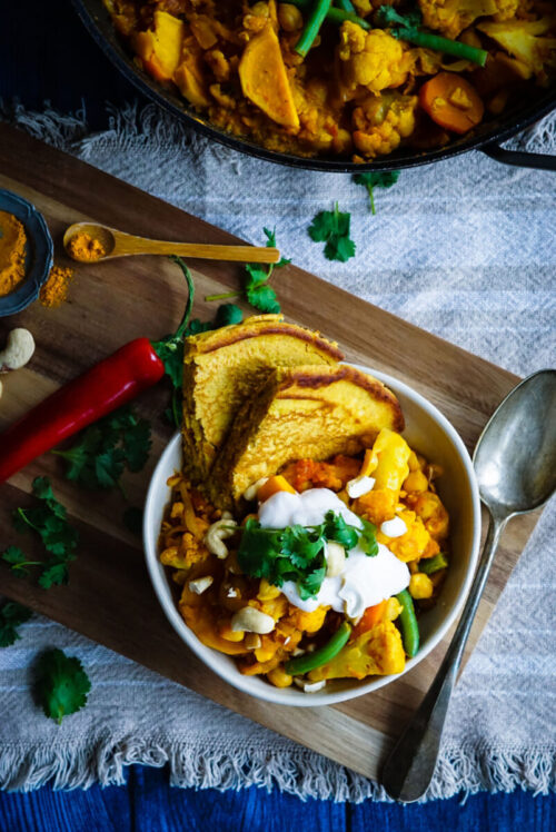 vegan curry met kokosyoghurtsaus en kikkererwten naanbrood