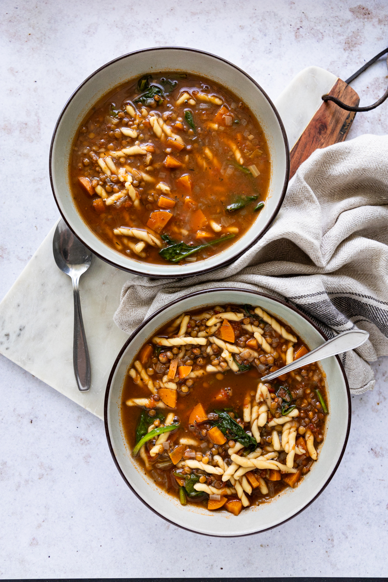 Minestrone met linzen: Italiaanse groentensoep met pasta