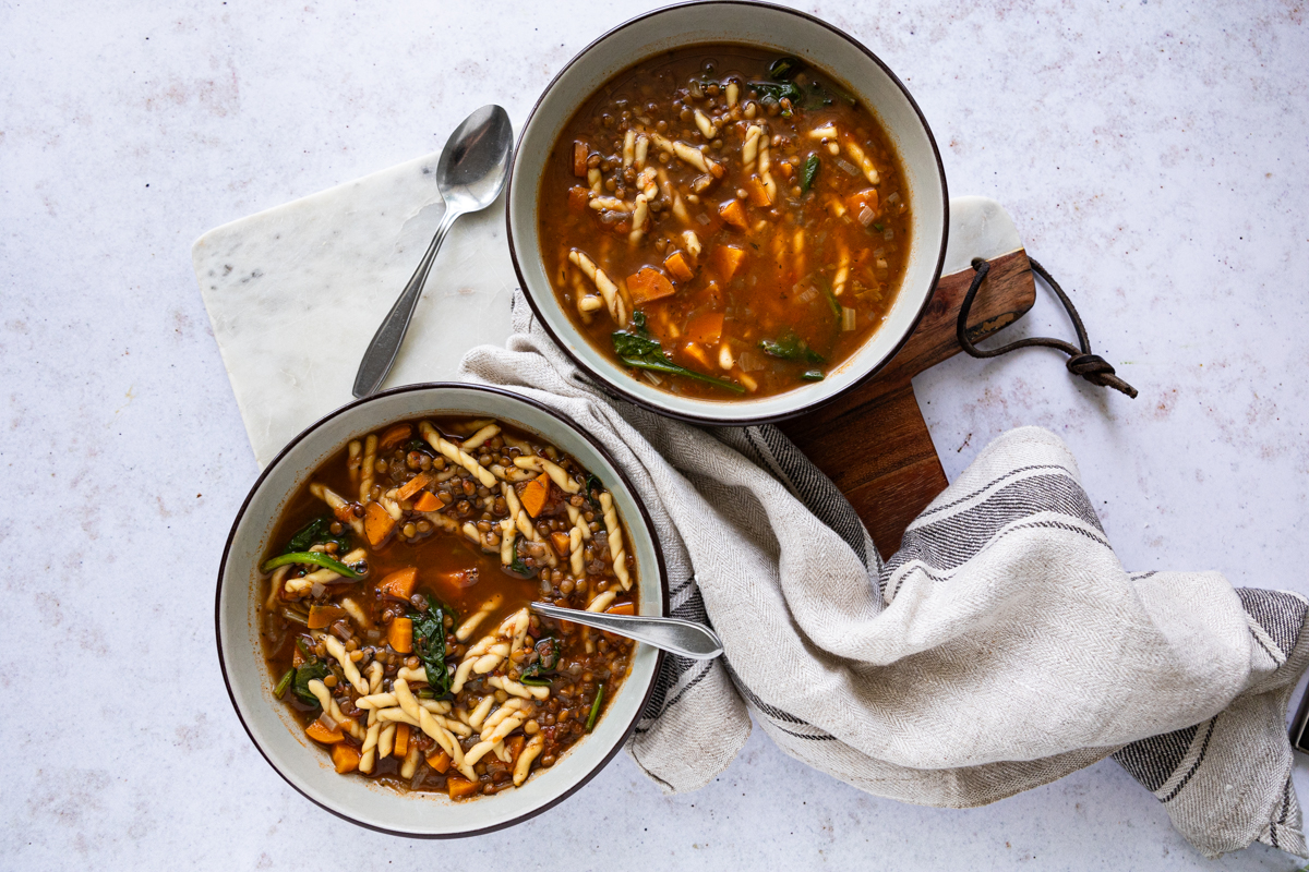 Minestrone met linzen: Italiaanse groentensoep met pasta