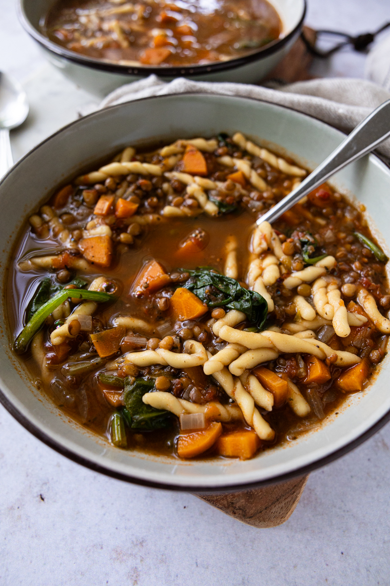 Minestrone met linzen: Italiaanse groentensoep met pasta