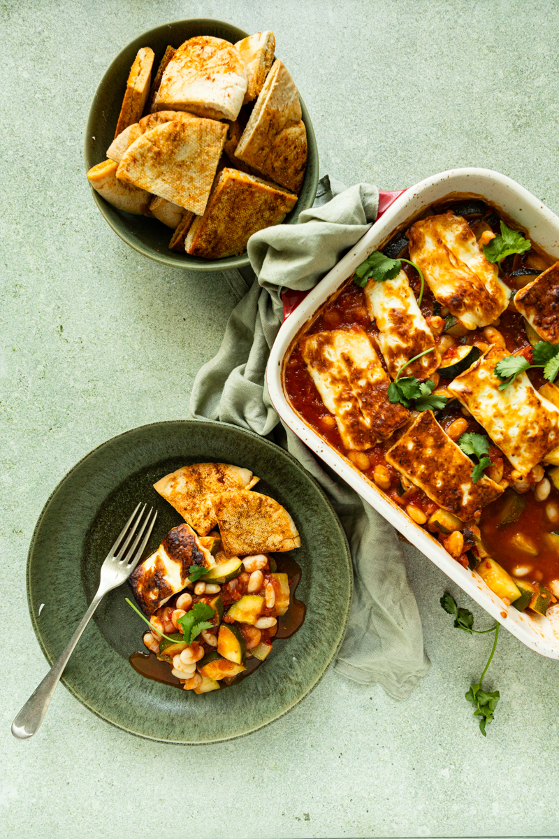 Pittige witte bonen en halloumi ovenschotel