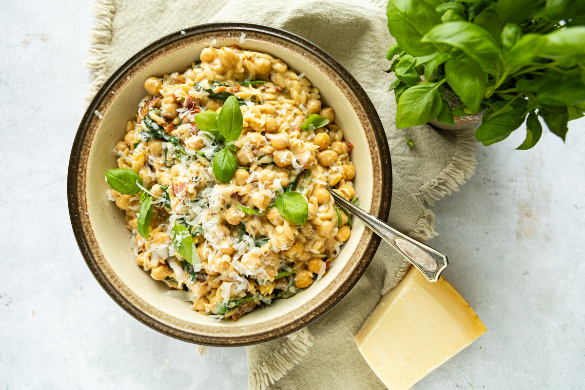 Romige kikkererwten orzo met zongedroogde tomaten